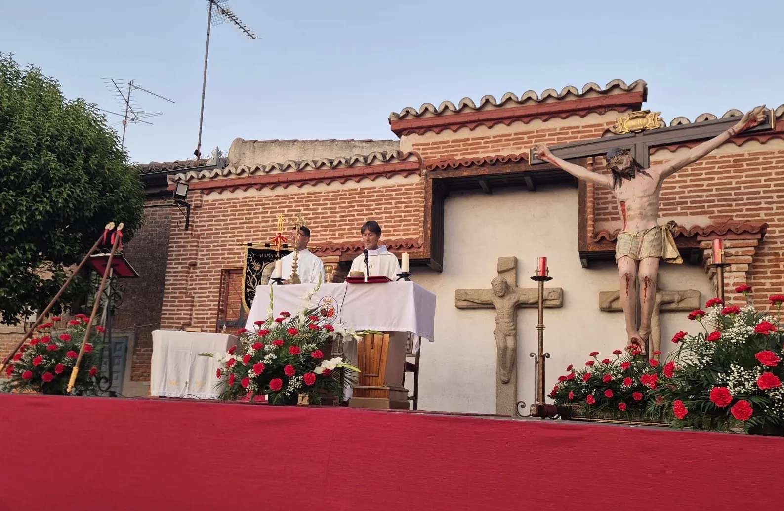 Foto 6 - El Santo Cristo del Humilladero vuelve a llenar de devoci&oacute;n las calles en su fiesta anual