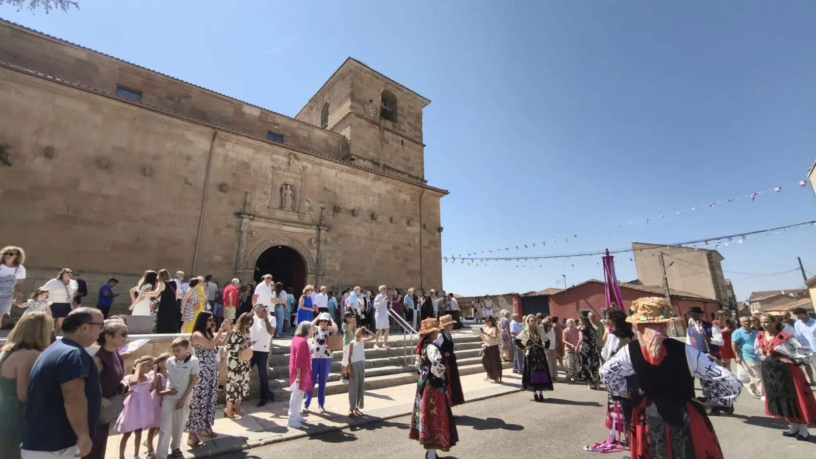 Foto 2 - Babilafuente mantiene viva y multitudinaria su tradici&oacute;n en honor a San Roque