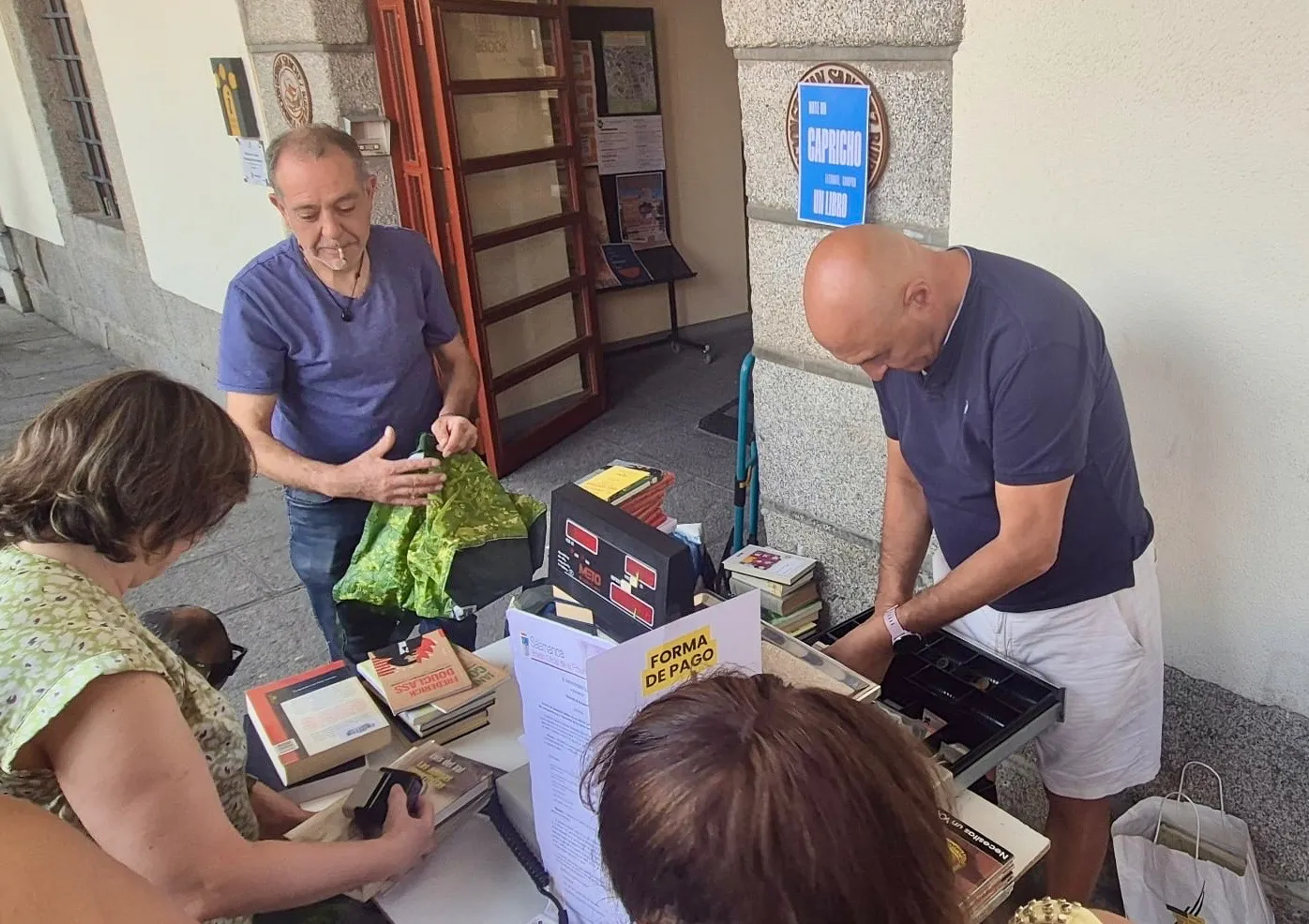 Foto 5 - El Mercadillo de Libros Olvidados vuelve un a&ntilde;o m&aacute;s multitudinario en la previa de las fiestas