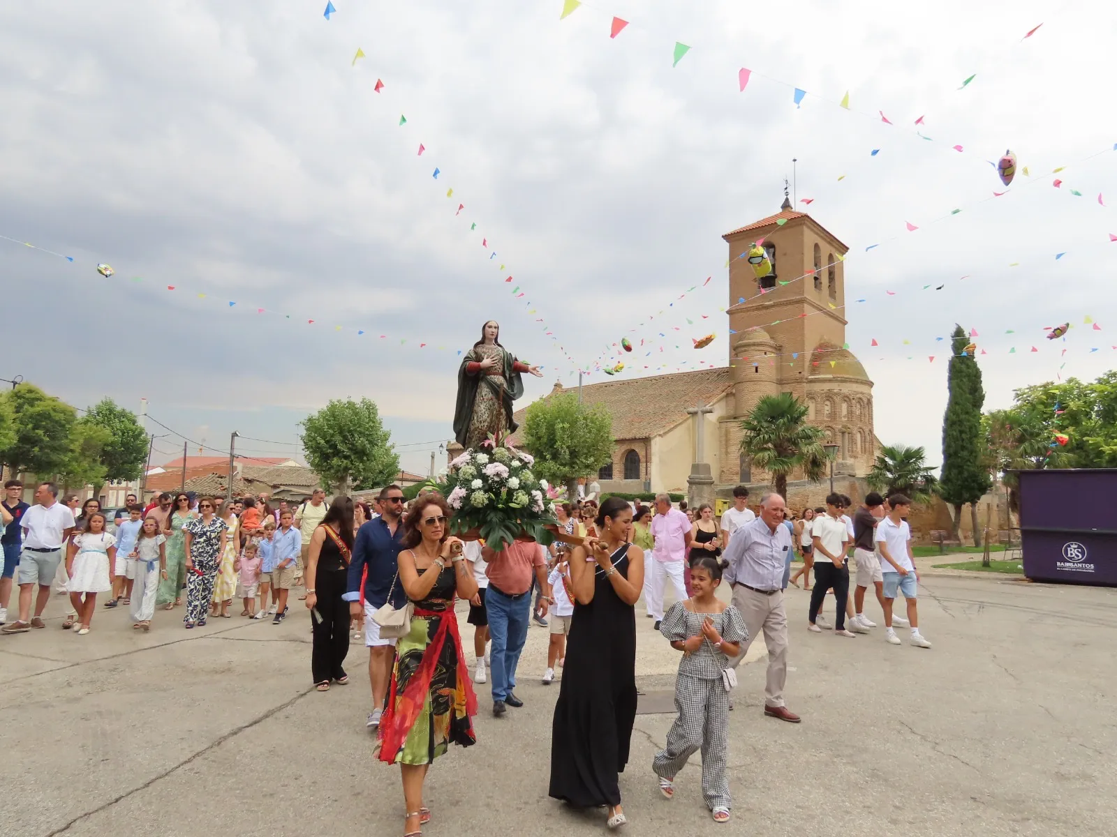 Foto 7 - Aldeaseca de la Frontera acompa&ntilde;a a su patrona, Nuestra Se&ntilde;ora de la Asunci&oacute;n, entre bailes, vivas y un gran ambiente festivo