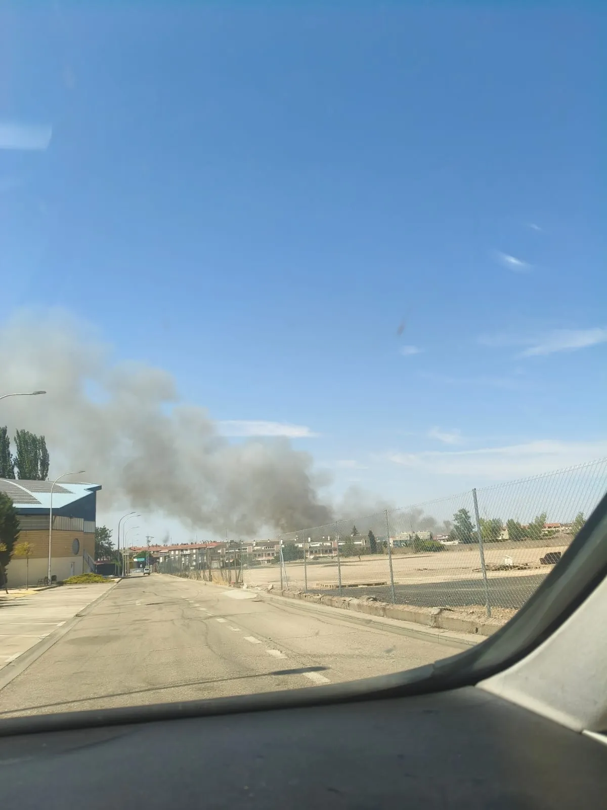 Foto 2 - El incendio forestal de Santa Marta alcanza un &aacute;tico