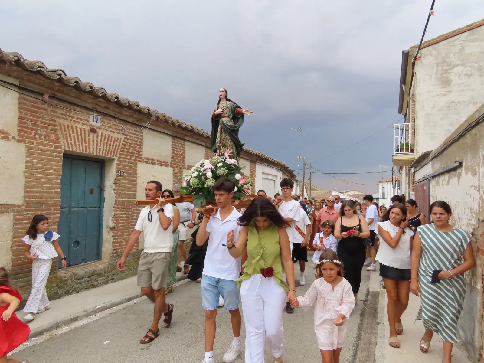Foto 6 - Aldeaseca de la Frontera acompa&ntilde;a a su patrona, Nuestra Se&ntilde;ora de la Asunci&oacute;n, entre bailes, vivas y un gran ambiente festivo