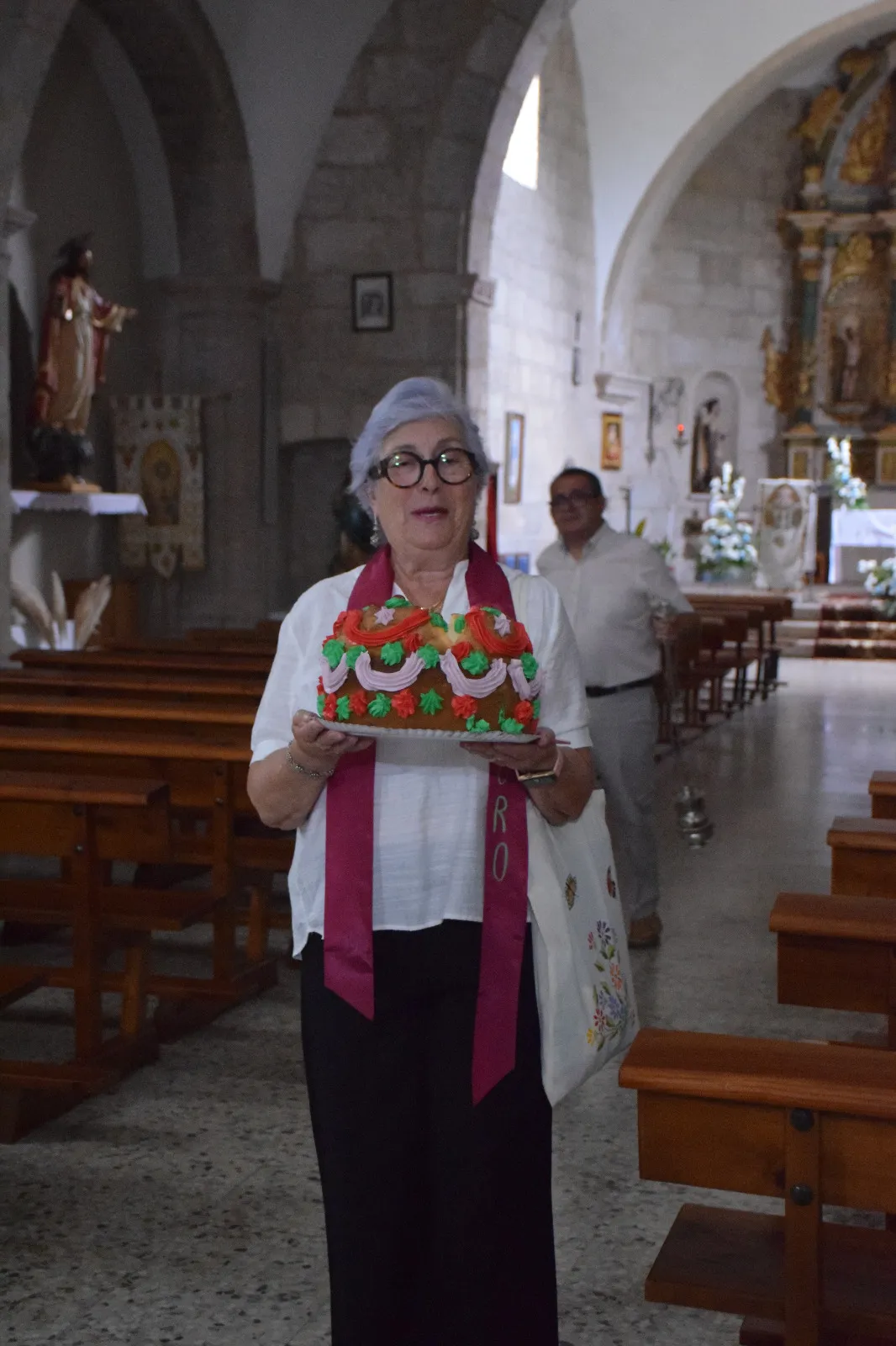 Foto 10 - La parroquia de Aldea del Obispo recauda 675 euros en su tradicional subasta de las roscas de la Asunci&oacute;n