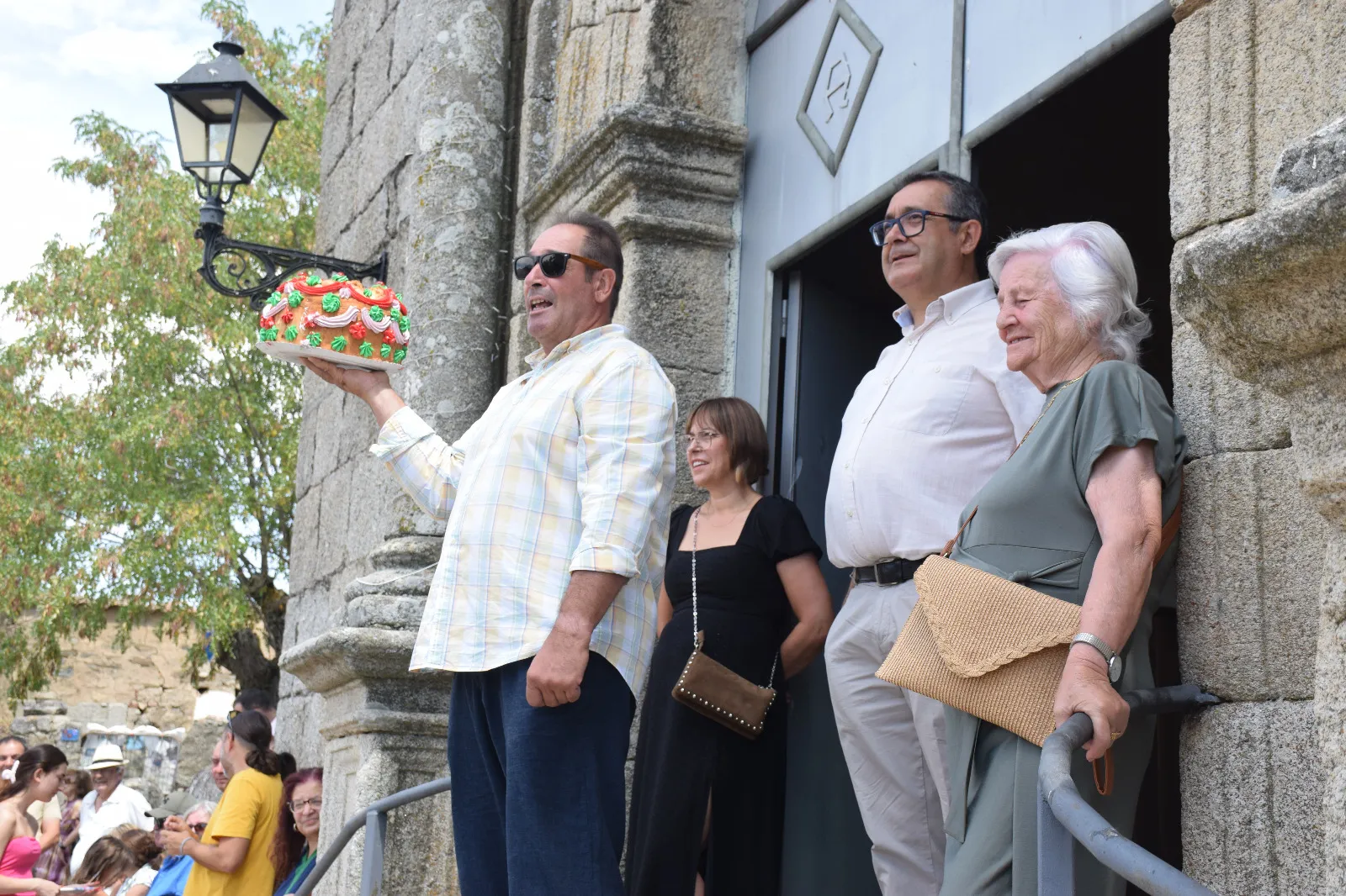 Foto 11 - La parroquia de Aldea del Obispo recauda 675 euros en su tradicional subasta de las roscas de la Asunci&oacute;n