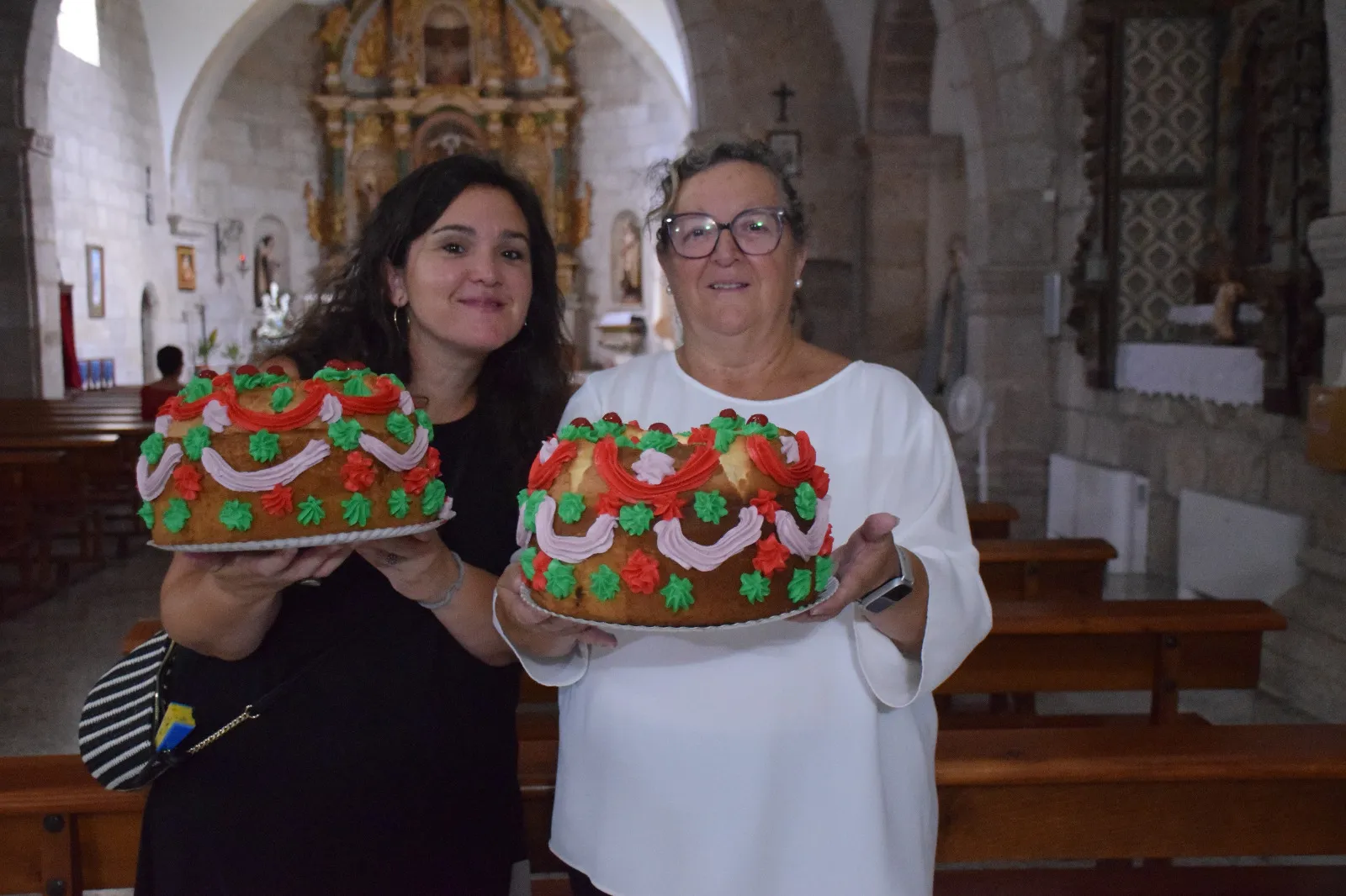 Foto 2 - La parroquia de Aldea del Obispo recauda 675 euros en su tradicional subasta de las roscas de la Asunci&oacute;n
