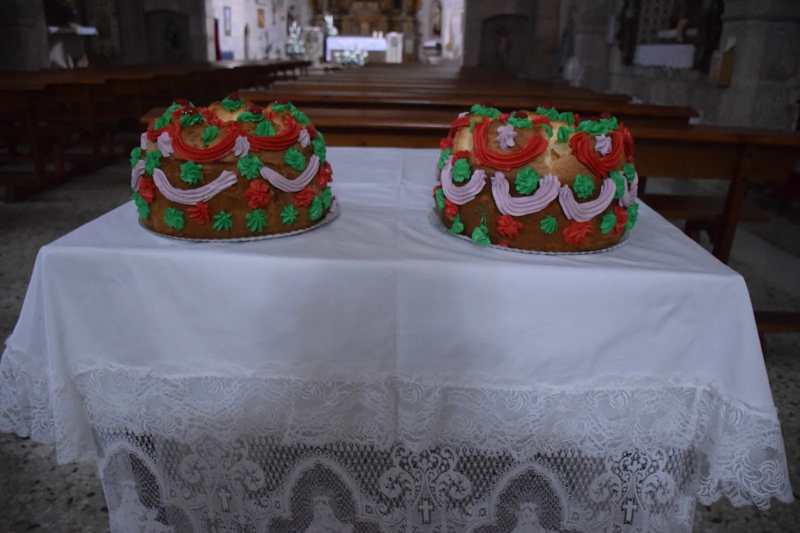 Foto 4 - La parroquia de Aldea del Obispo recauda 675 euros en su tradicional subasta de las roscas de la Asunci&oacute;n