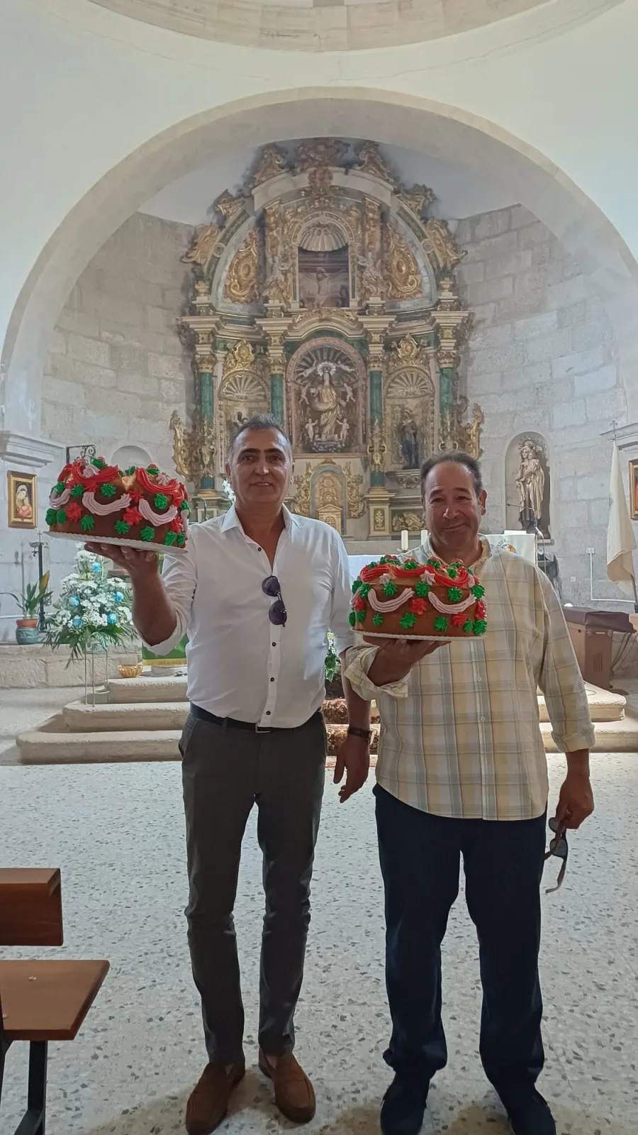 Foto 7 - La parroquia de Aldea del Obispo recauda 675 euros en su tradicional subasta de las roscas de la Asunci&oacute;n