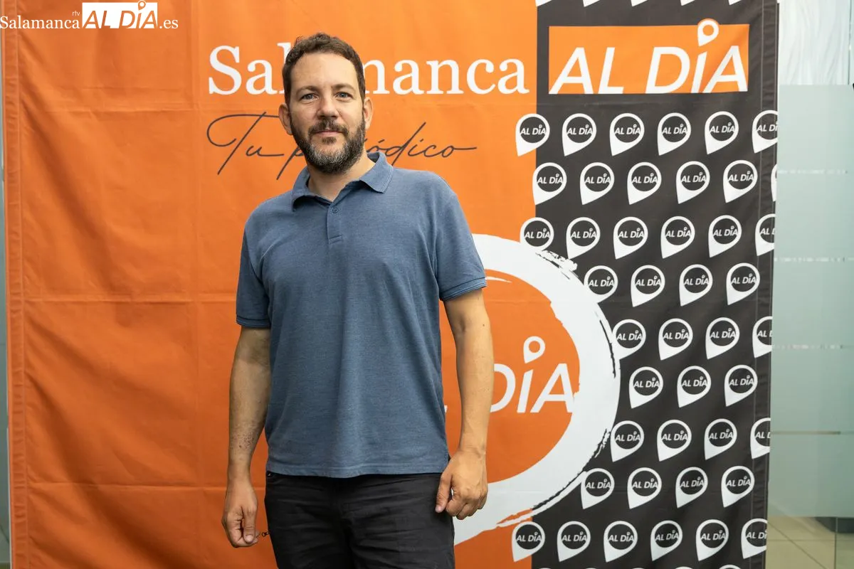 Antonio Velasco, actor, director y productor salmantino, a través de su compañía, Teatro de Poniente, en los estudios de SALAMANCA AL DÍA. Foto de David Sañudo