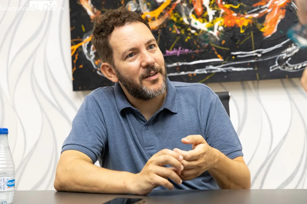 Antonio Velasco, actor, director y productor salmantino, a través de su compañía, Teatro de Poniente, en los estudios de SALAMANCA AL DÍA. Foto de David Sañudo