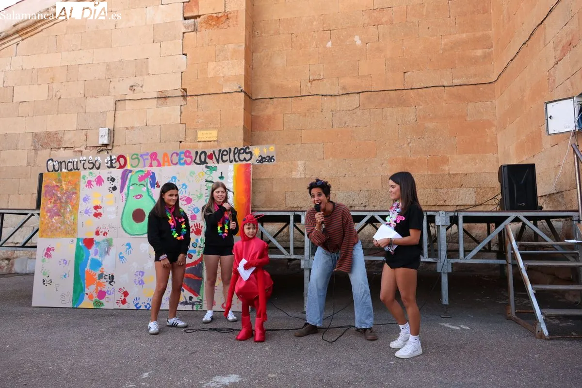 La Vellés llenó de color su plaza con el concurso de disfraces | Fotos: David Sañudo