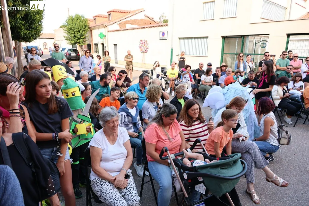 La Vellés llenó de color su plaza con el concurso de disfraces | Fotos: David Sañudo