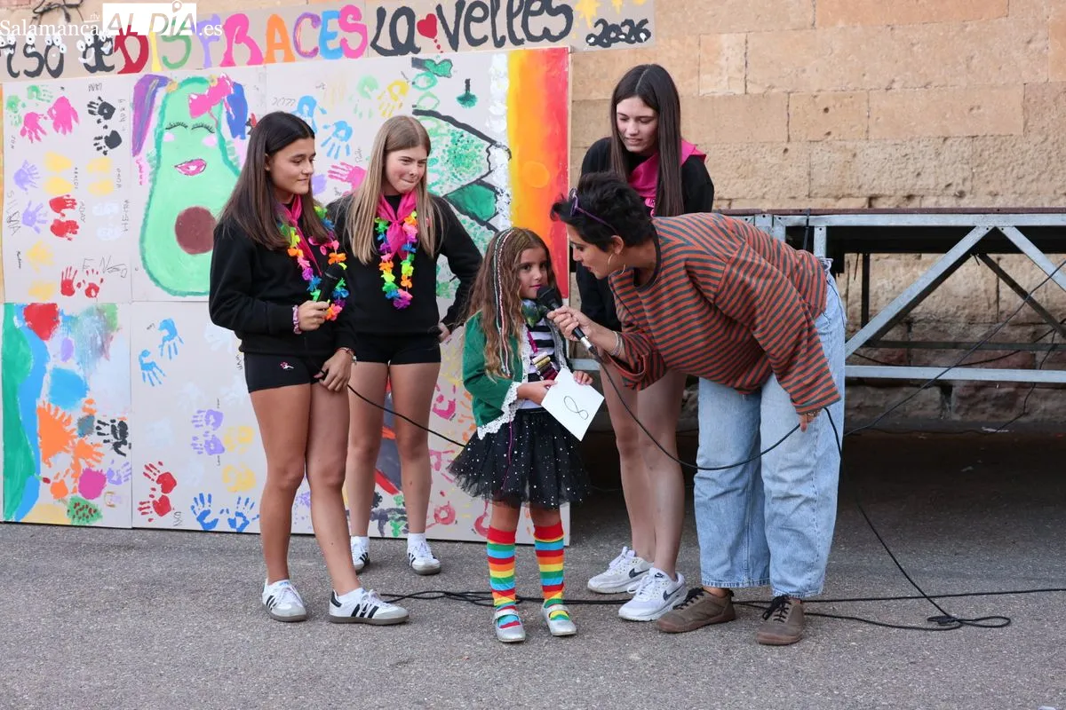 La Vellés llenó de color su plaza con el concurso de disfraces | Fotos: David Sañudo