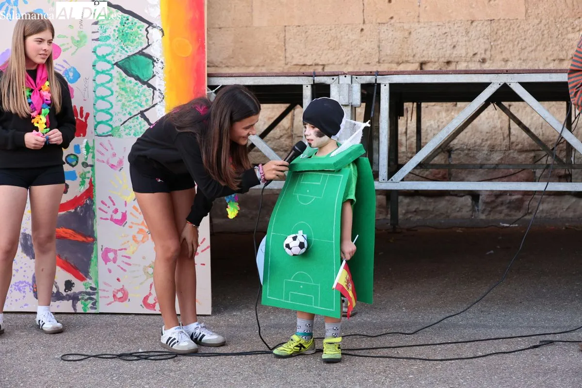 La Vellés llenó de color su plaza con el concurso de disfraces | Fotos: David Sañudo