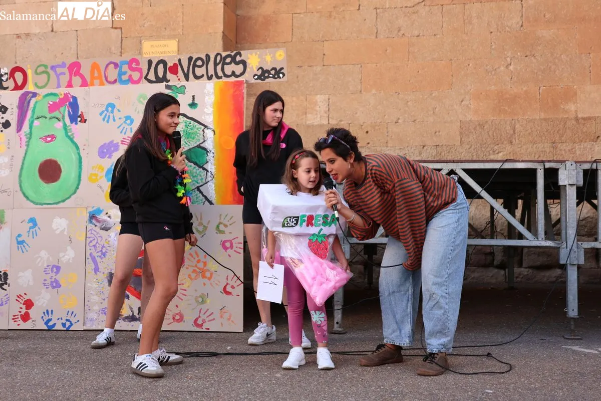 La Vellés llenó de color su plaza con el concurso de disfraces | Fotos: David Sañudo