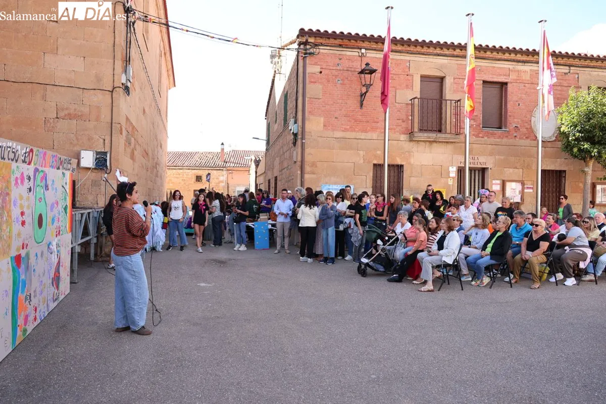 La Vellés llenó de color su plaza con el concurso de disfraces | Fotos: David Sañudo