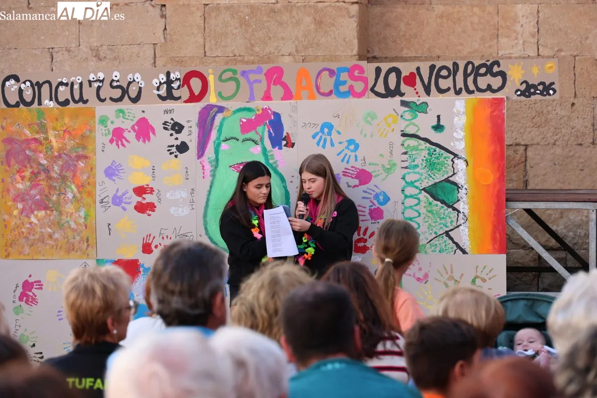 La Vellés llenó de color su plaza con el concurso de disfraces | Fotos: David Sañudo