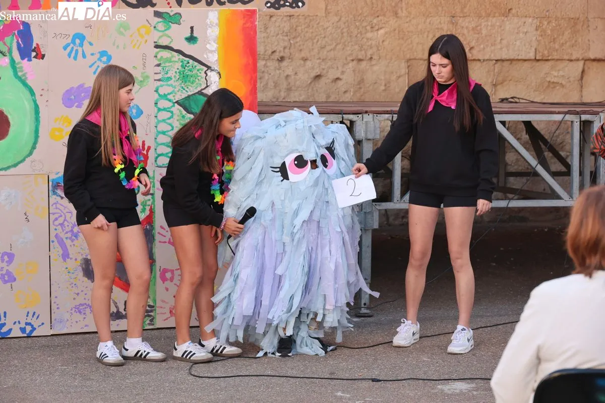 La Vellés llenó de color su plaza con el concurso de disfraces | Fotos: David Sañudo