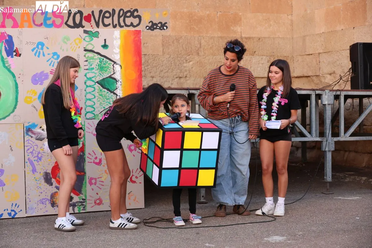 La Vellés llenó de color su plaza con el concurso de disfraces | Fotos: David Sañudo