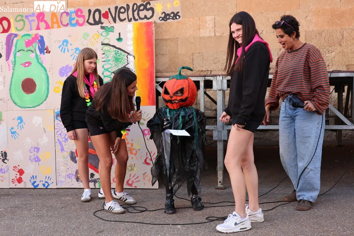 La Vellés llenó de color su plaza con el concurso de disfraces | Fotos: David Sañudo