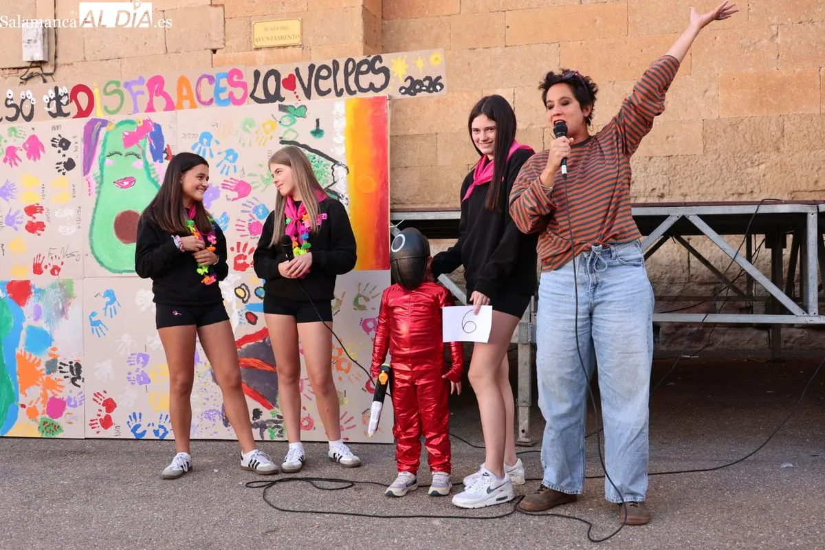 La Vellés llenó de color su plaza con el concurso de disfraces | Fotos: David Sañudo