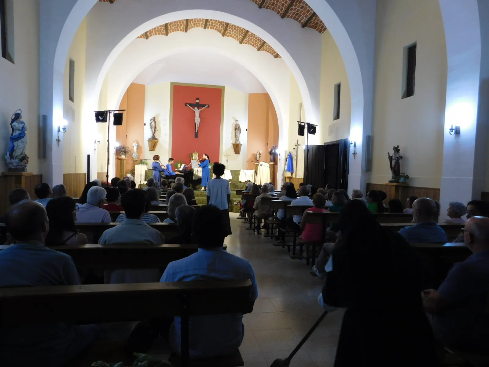 La iglesia de San Sebastián abría sus puertas para recibir a Juan, el espíritu del amor.