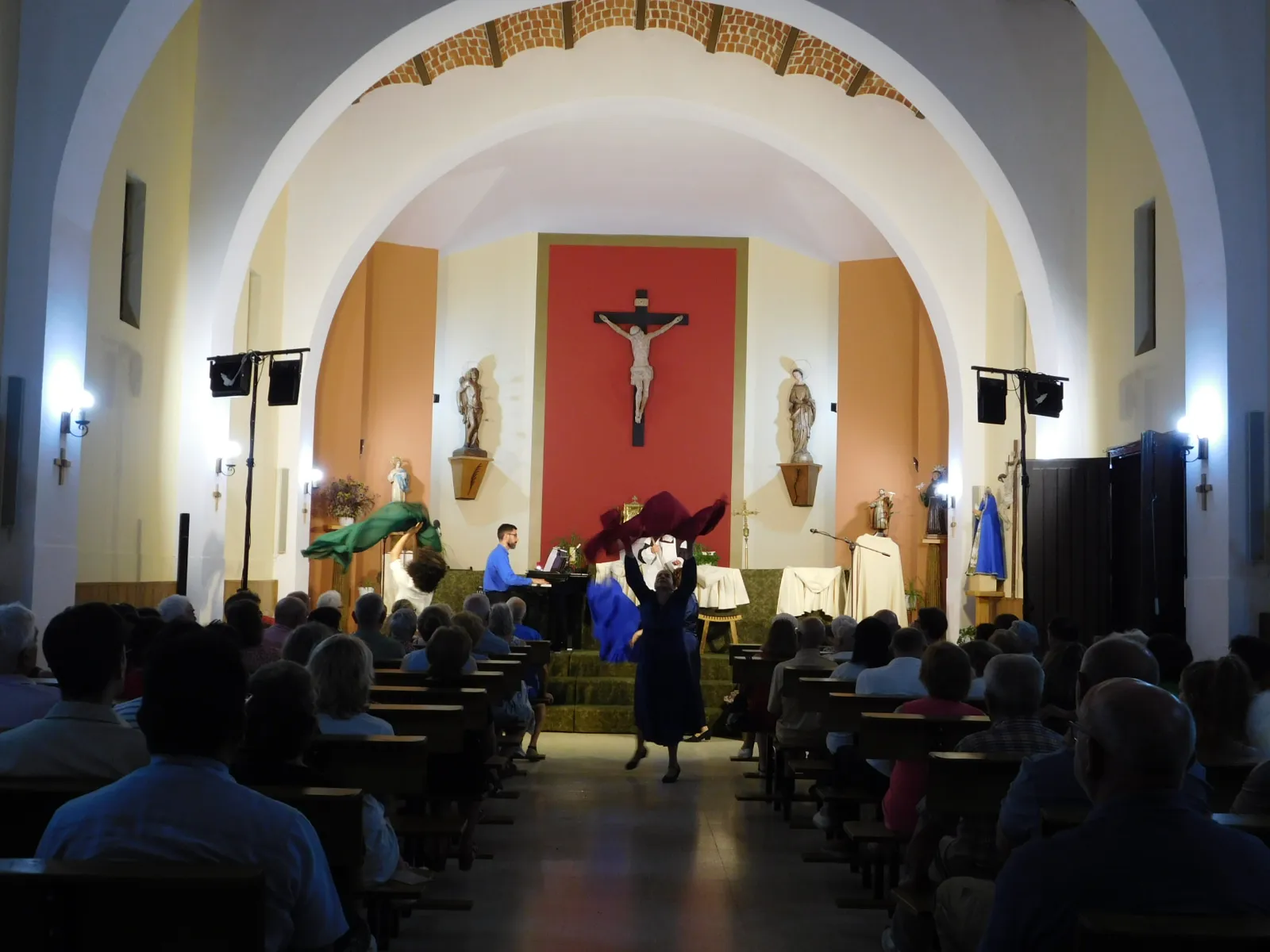 La iglesia de San Sebastián abría sus puertas para recibir a Juan, el espíritu del amor.