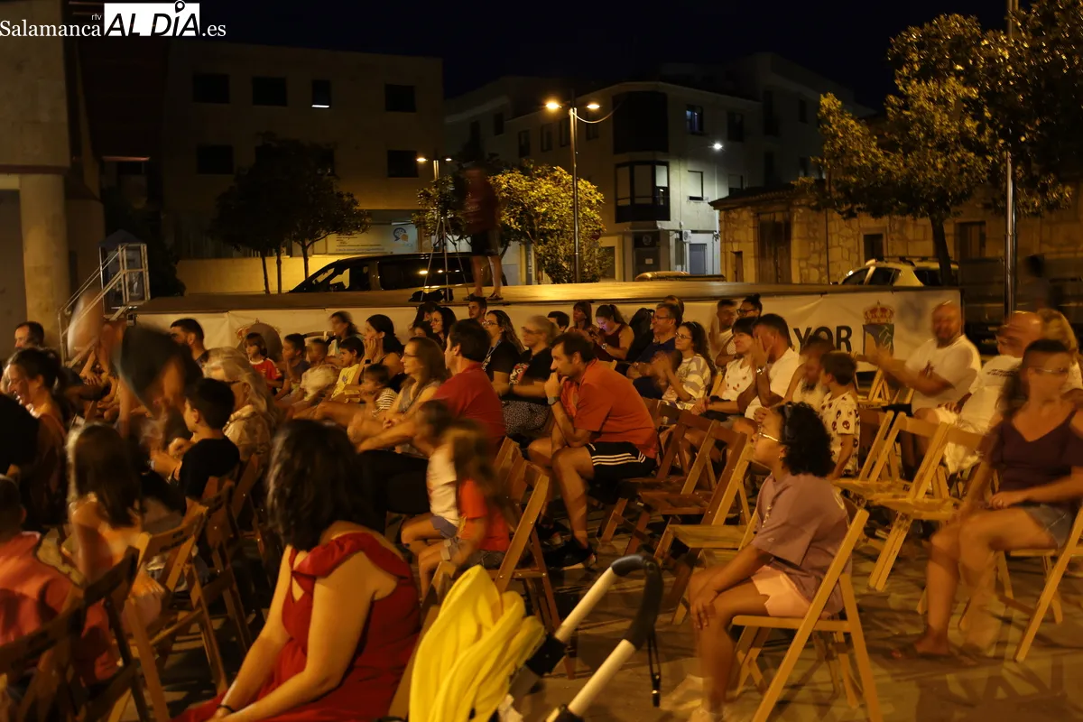 ‘Chala2’ conquista al público familiar de Villamayor con una noche de humor. Fotos de Miguel González
