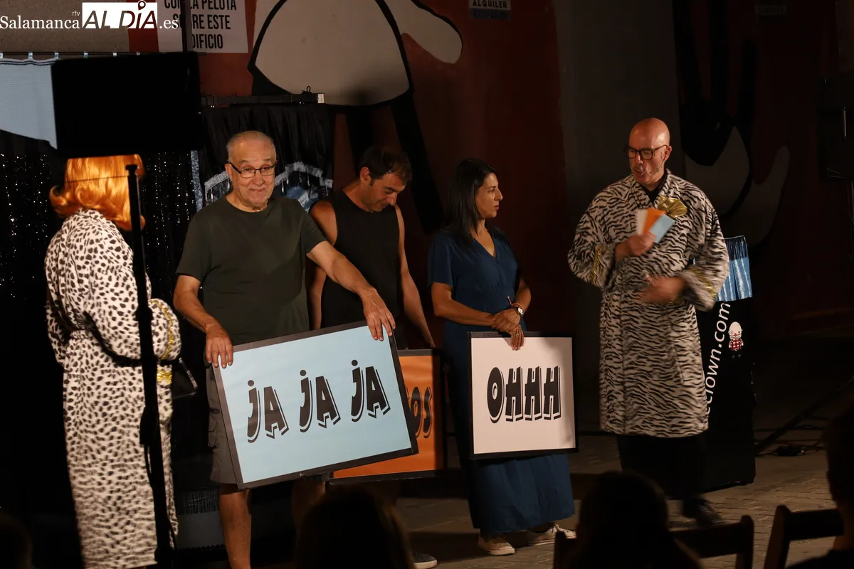 ‘Chala2’ conquista al público familiar de Villamayor con una noche de humor. Fotos de Miguel González