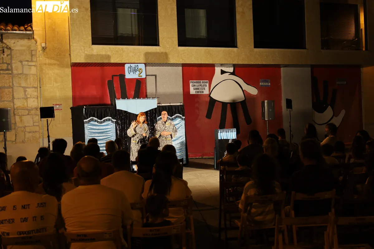 ‘Chala2’ conquista al público familiar de Villamayor con una noche de humor. Fotos de Miguel González