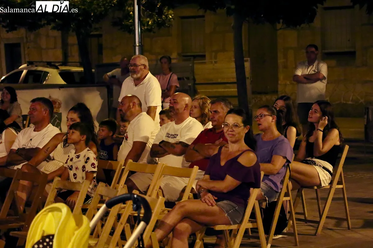‘Chala2’ conquista al público familiar de Villamayor con una noche de humor. Fotos de Miguel González