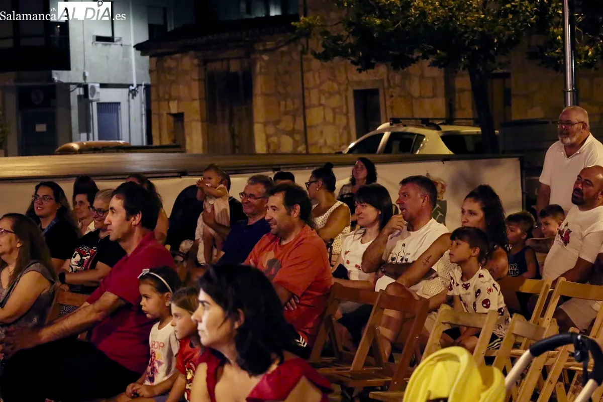 ‘Chala2’ conquista al público familiar de Villamayor con una noche de humor. Fotos de Miguel González