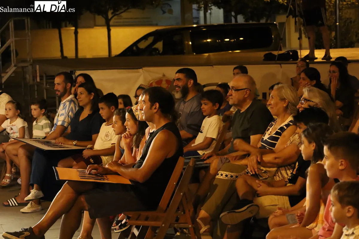 ‘Chala2’ conquista al público familiar de Villamayor con una noche de humor. Fotos de Miguel González