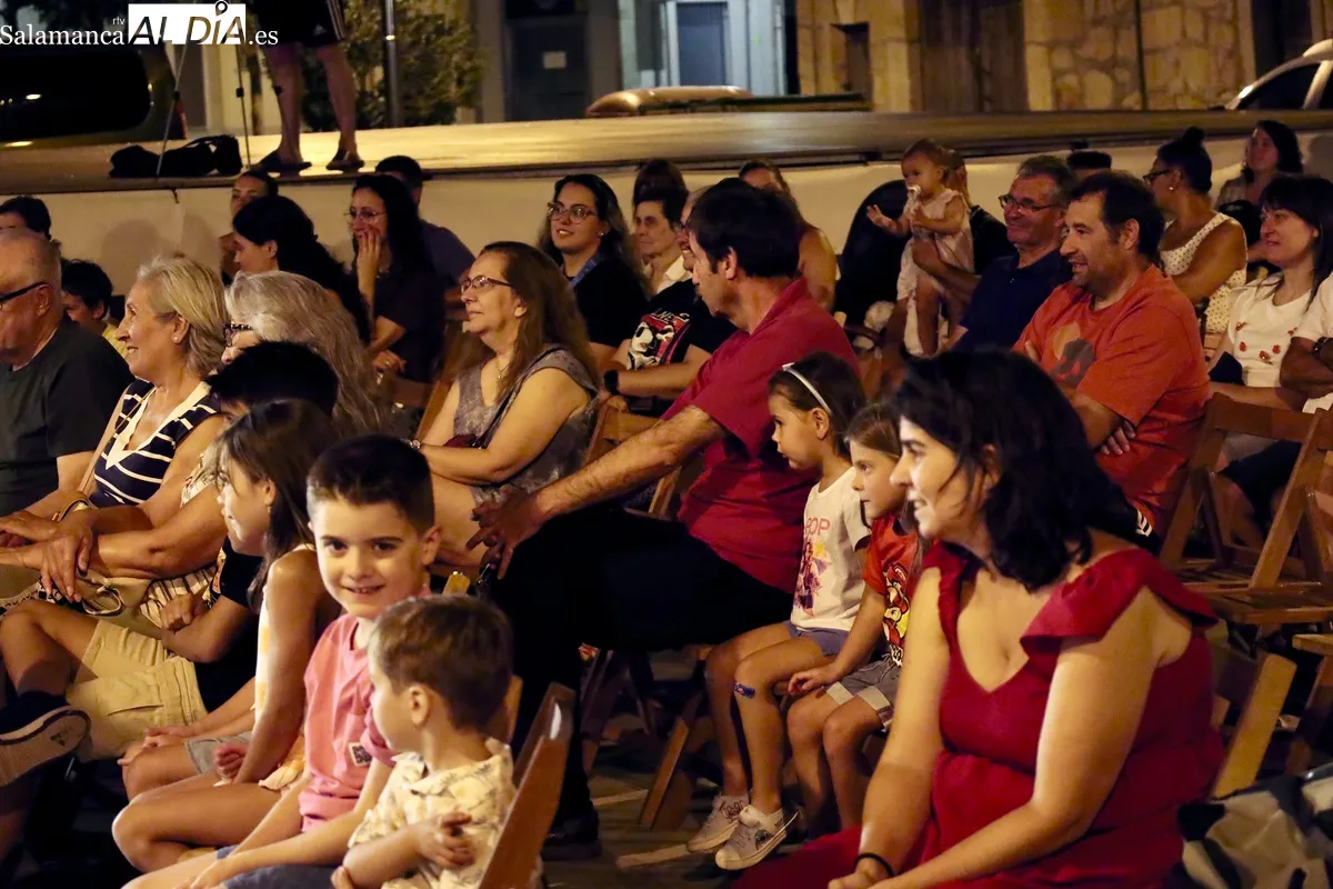 ‘Chala2’ conquista al público familiar de Villamayor con una noche de humor. Fotos de Miguel González