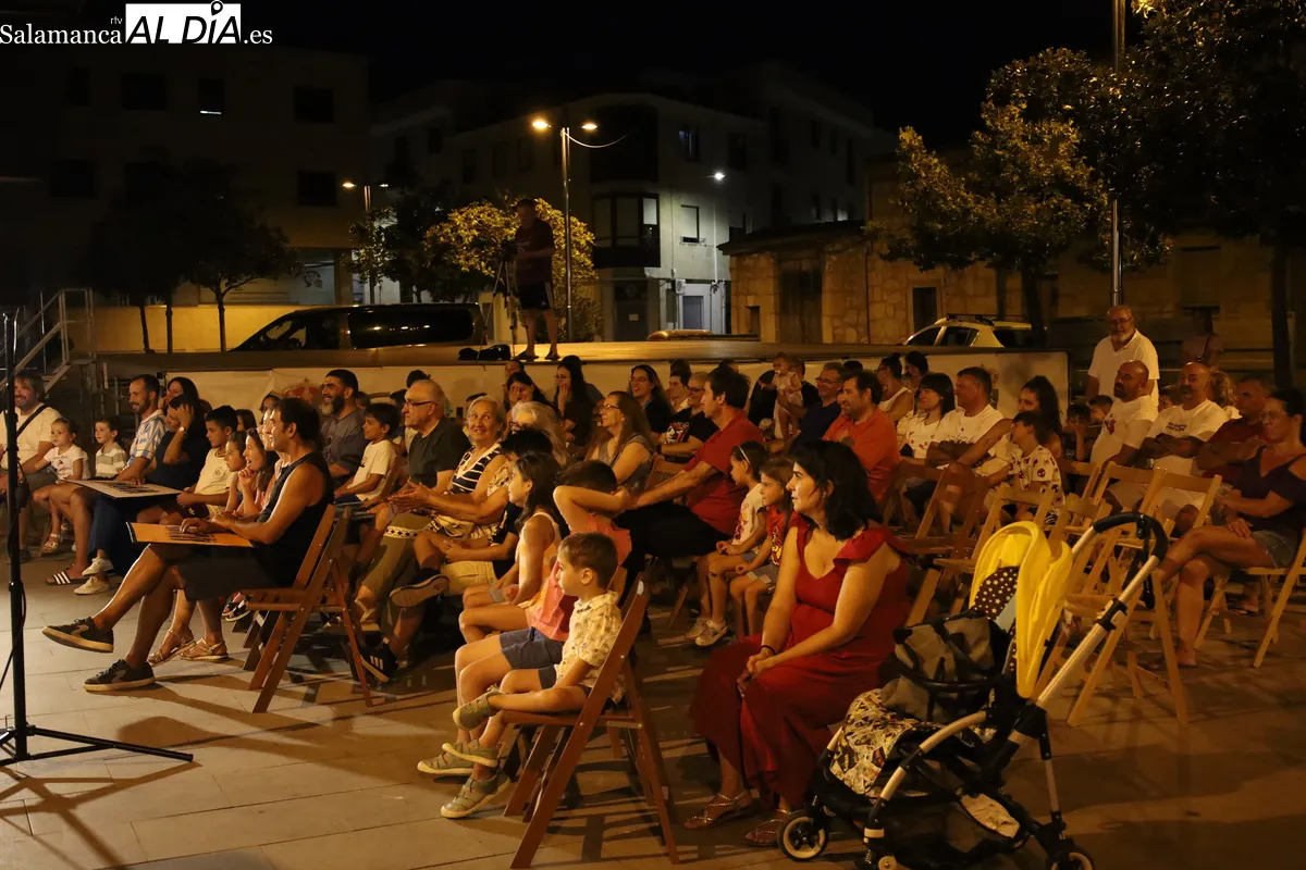 ‘Chala2’ conquista al público familiar de Villamayor con una noche de humor. Fotos de Miguel González