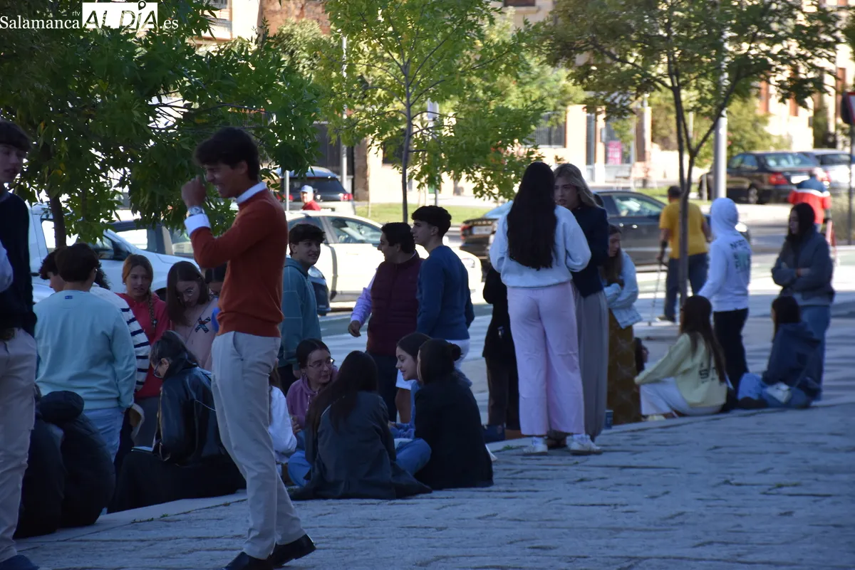 Largas colas y expectación en las taquillas de La Glorieta, los jóvenes esperan a Morante. Fotos de Miguel González