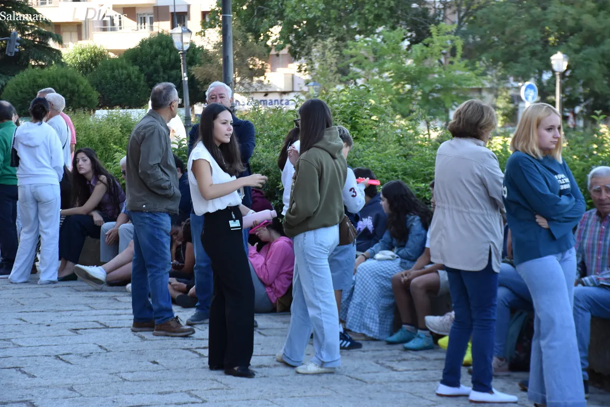 Largas colas y expectación en las taquillas de La Glorieta, los jóvenes esperan a Morante. Fotos de Miguel González