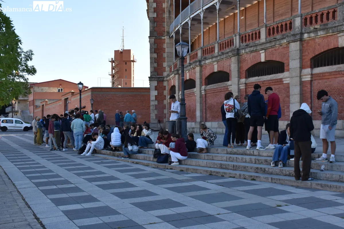 Largas colas y expectación en las taquillas de La Glorieta, los jóvenes esperan a Morante. Fotos de Miguel González
