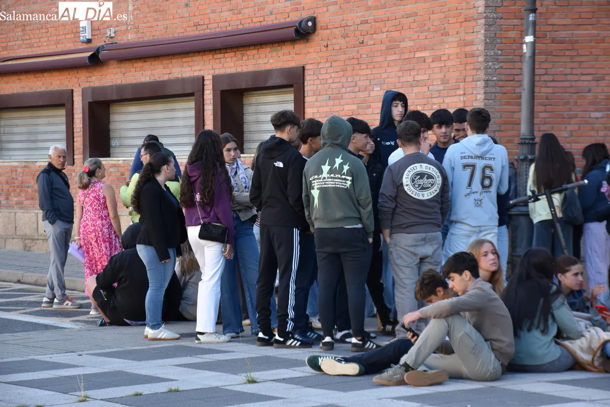 Largas colas y expectación en las taquillas de La Glorieta, los jóvenes esperan a Morante. Fotos de Miguel González