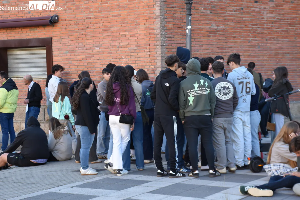 Largas colas y expectación en las taquillas de La Glorieta, los jóvenes esperan a Morante. Fotos de Miguel González