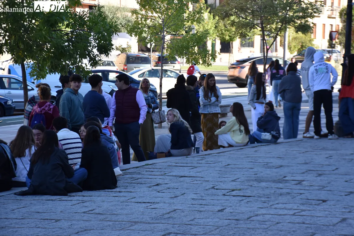 Largas colas y expectación en las taquillas de La Glorieta, los jóvenes esperan a Morante. Fotos de Miguel González