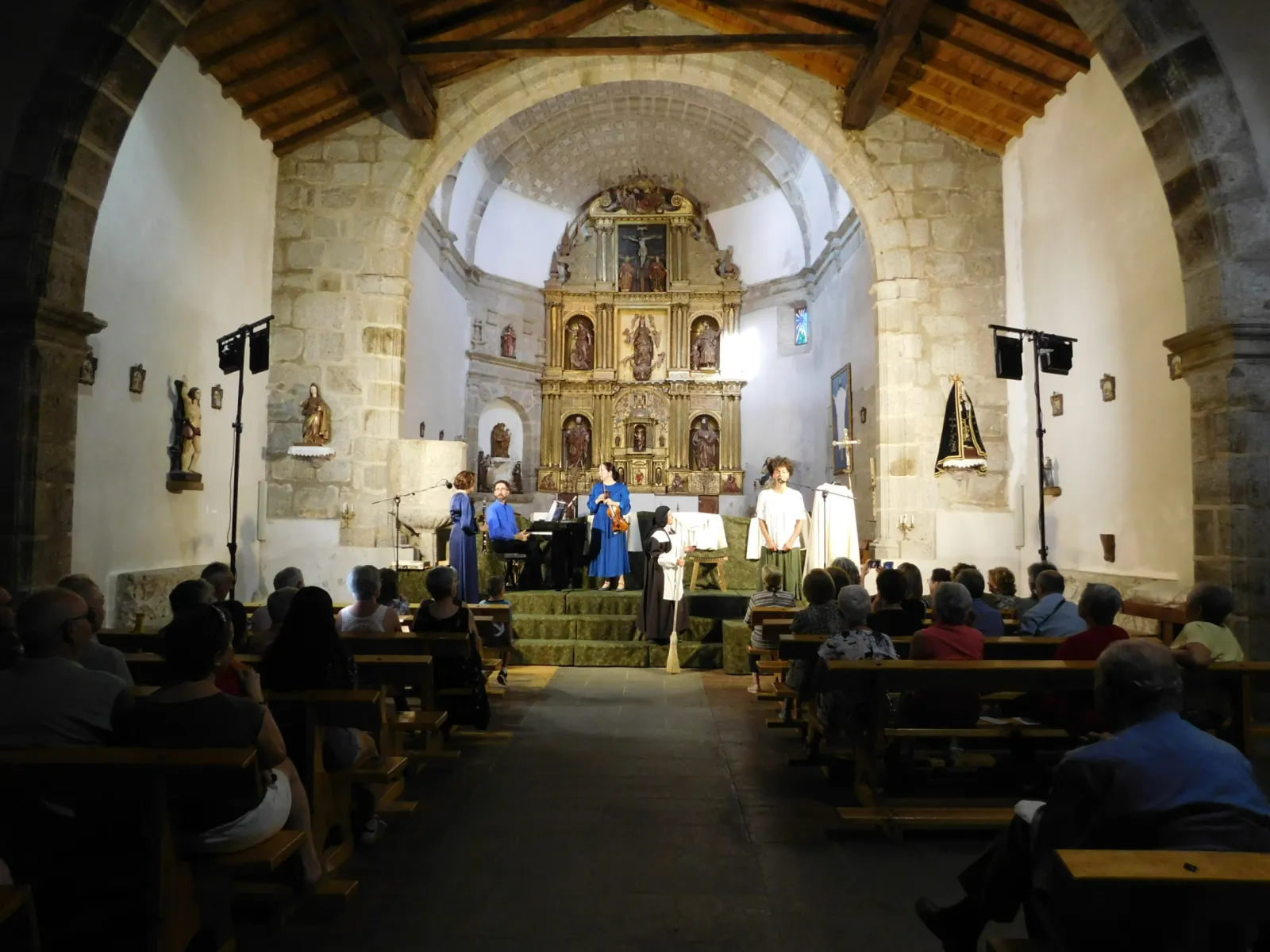 Foto 2 - FOTOS | Colmenar de Montemayor acoge con &eacute;xito la obra de Denis Rafter sobre San Juan de la Cruz