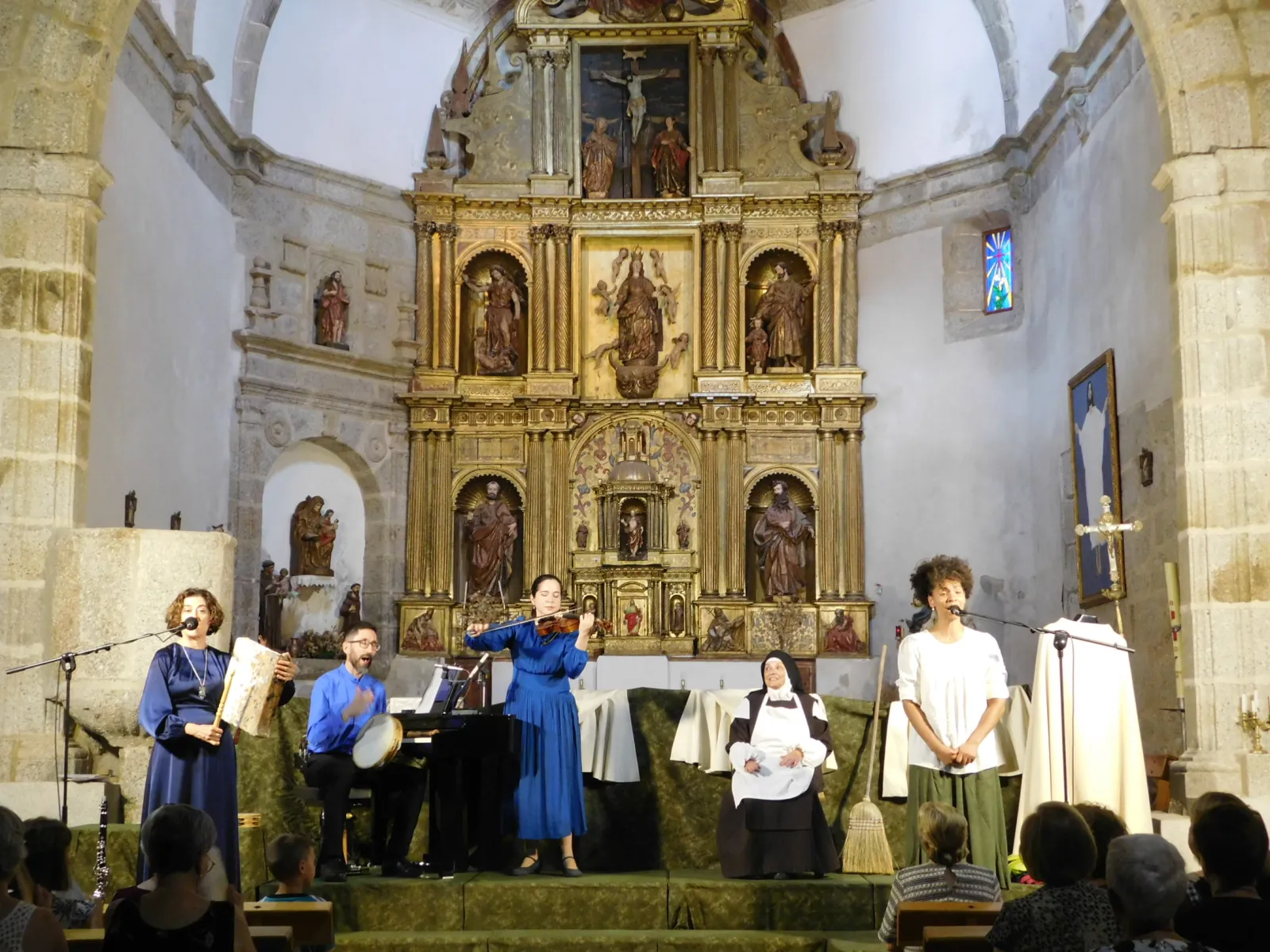Foto 5 - FOTOS | Colmenar de Montemayor acoge con &eacute;xito la obra de Denis Rafter sobre San Juan de la Cruz