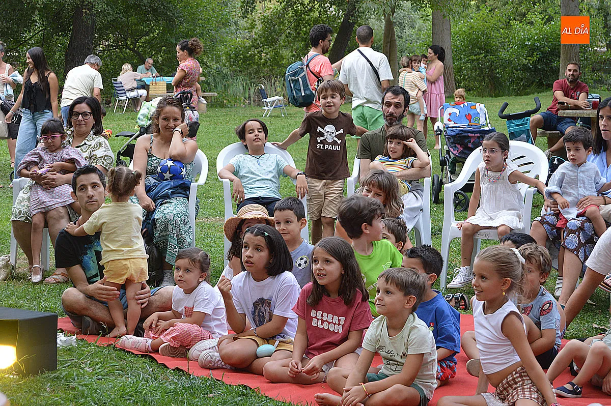 Foto 2 - El cuentacuentos re&uacute;ne en El Pic&oacute;n a decenas de ni&ntilde;os y familias en una tarde de historia