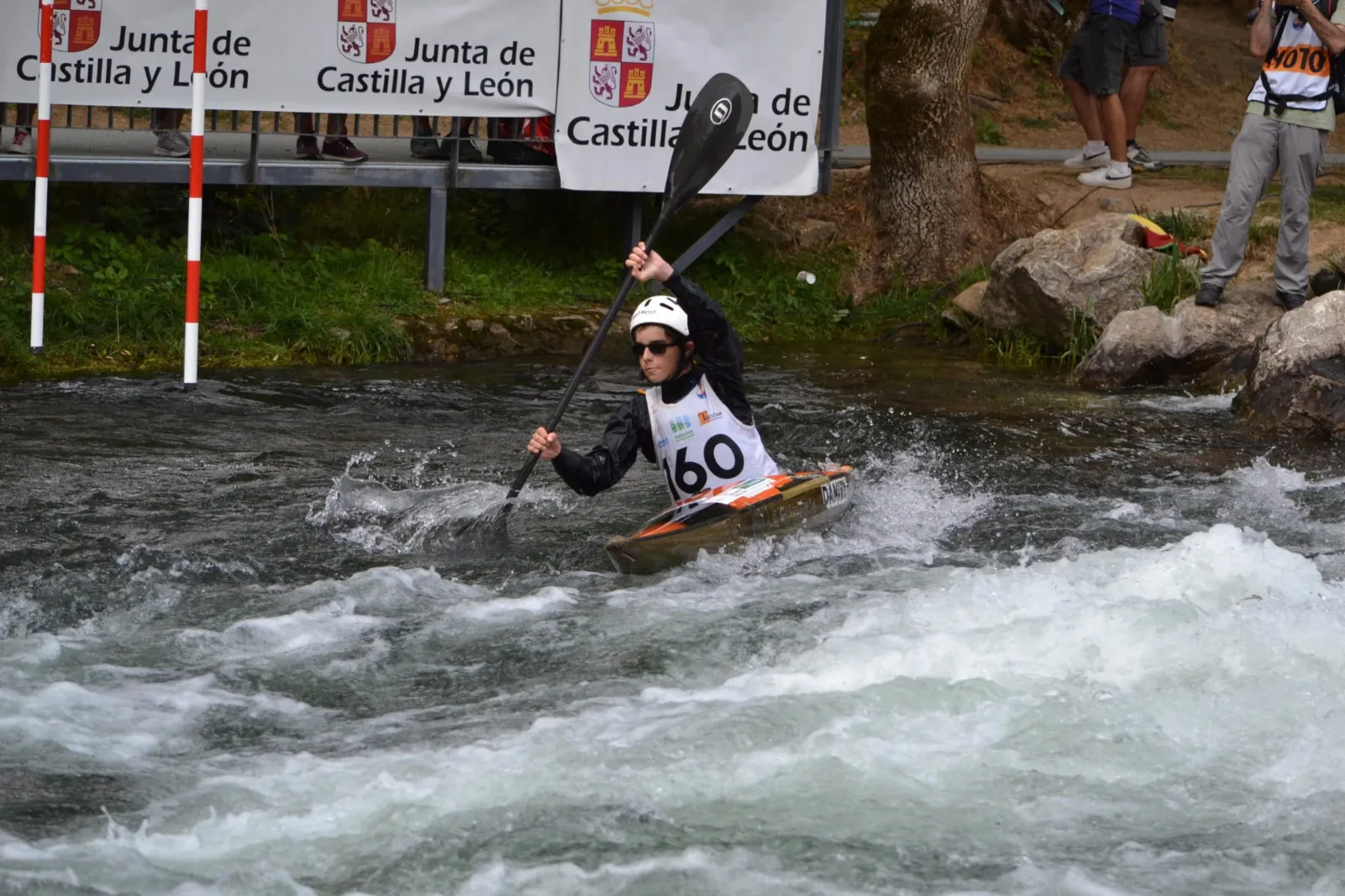 Foto 2 - El pirag&uuml;ismo de Ciudad Rodrigo pisa fuerte en las aguas bravas de Sabero y Escocia