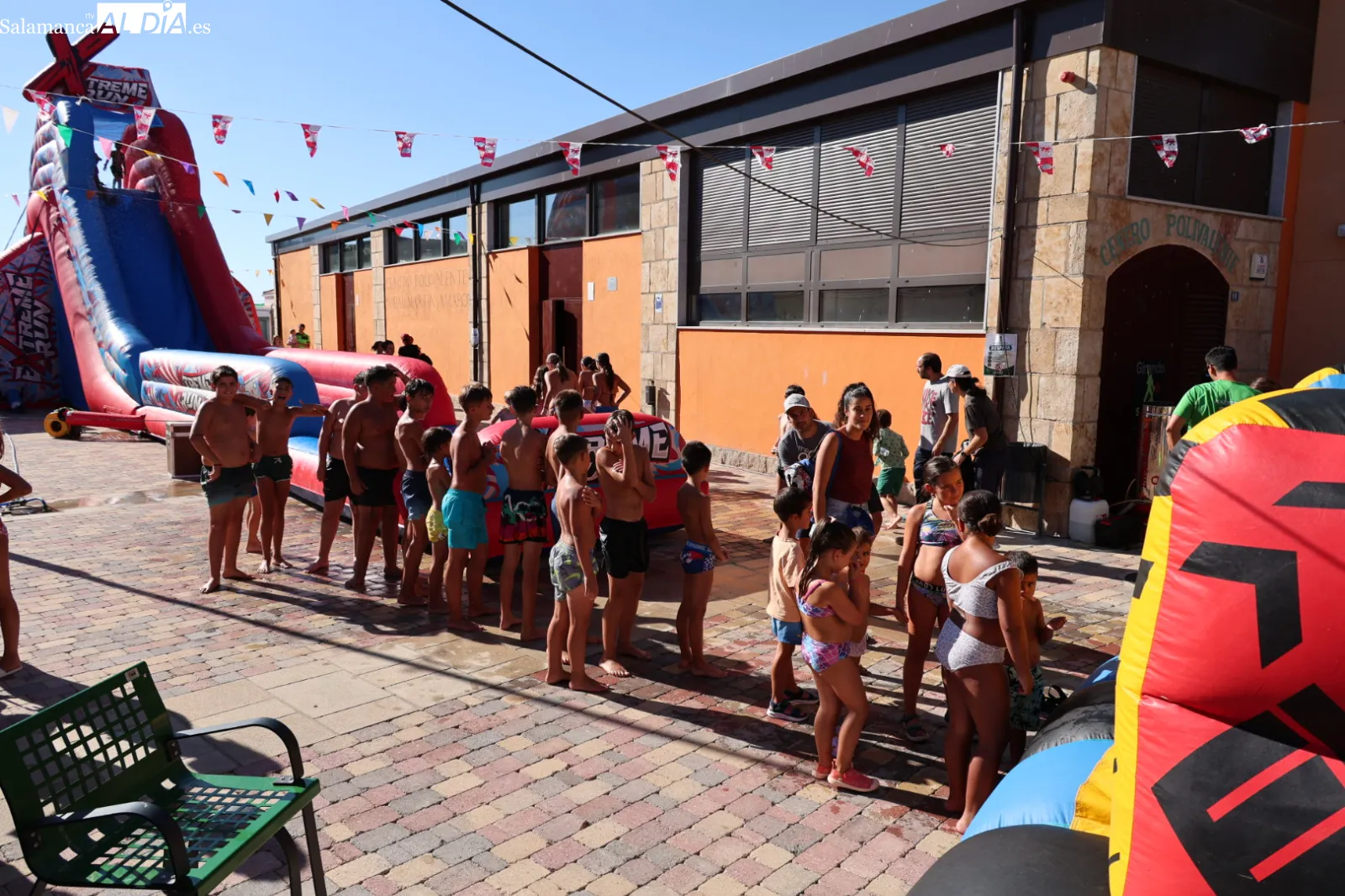 Los más pequeños han disfrutado con los actos programados para este primer día de las fiestas, como el tobogán hinchable. Fotos: David Sañudo
