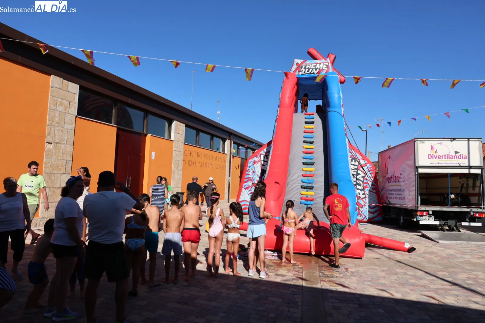 Los más pequeños han disfrutado con los actos programados para este primer día de las fiestas, como el tobogán hinchable. Fotos: David Sañudo