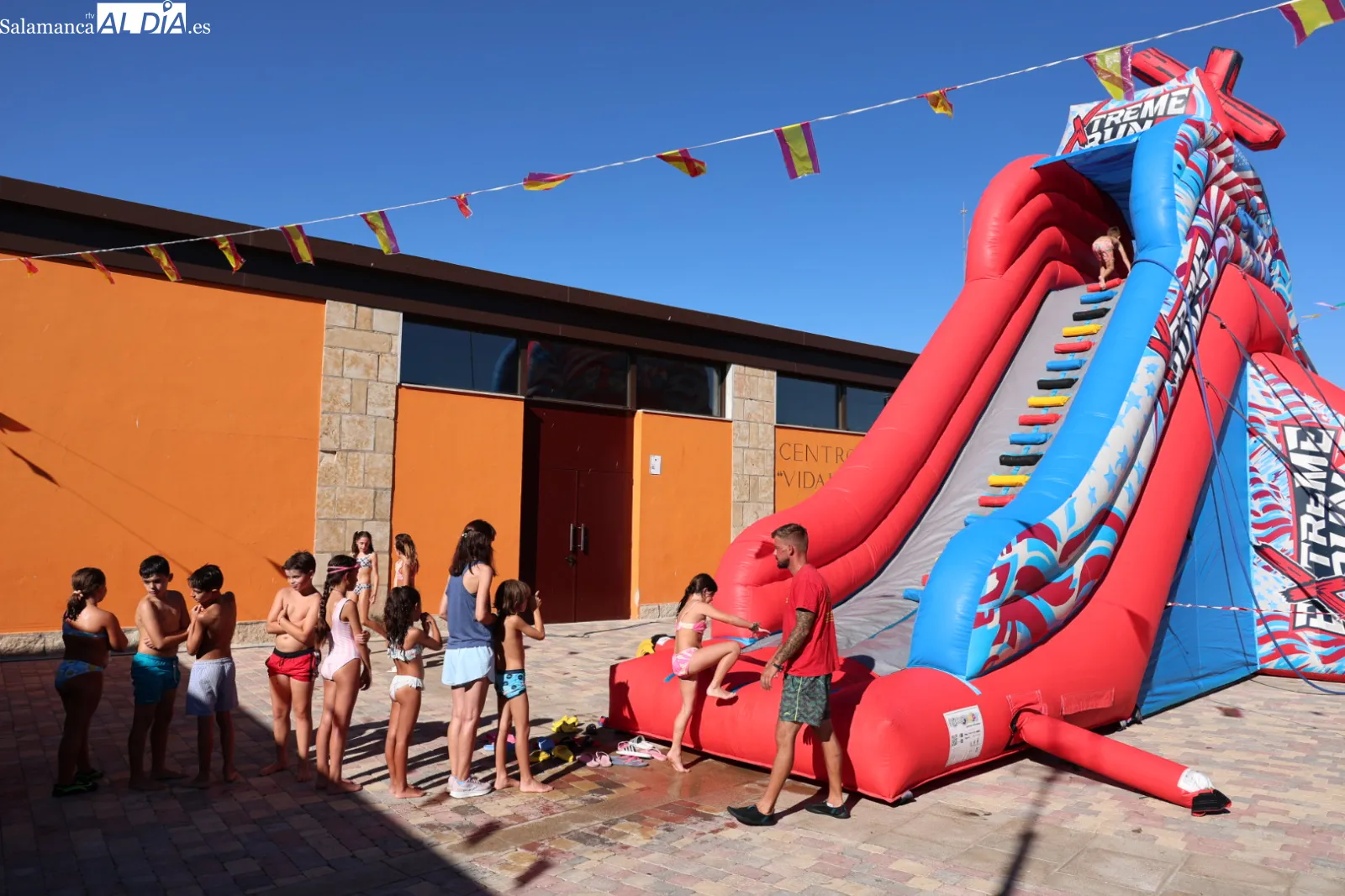 Los más pequeños han disfrutado con los actos programados para este primer día de las fiestas, como el tobogán hinchable. Fotos: David Sañudo