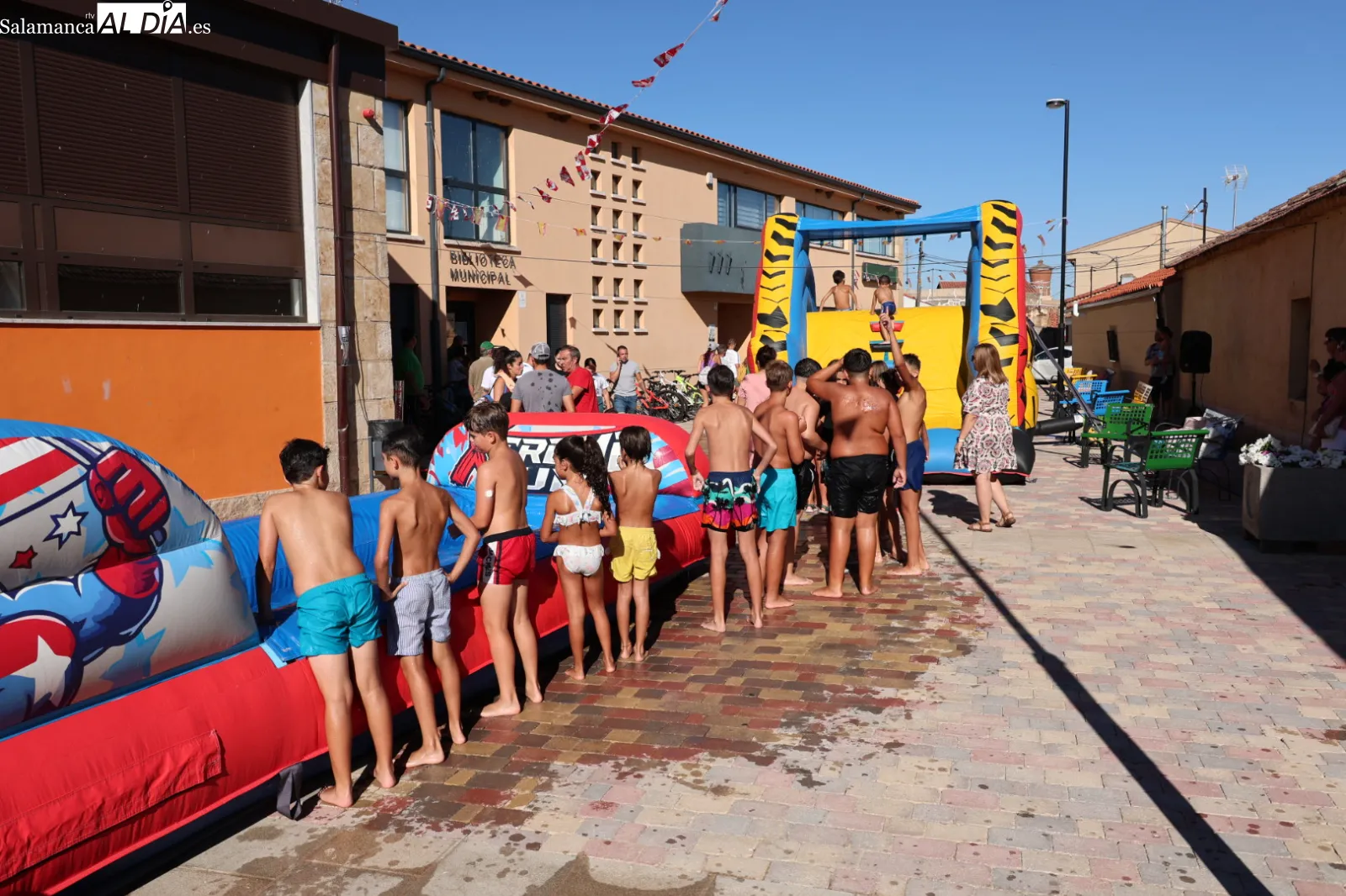 Los más pequeños han disfrutado con los actos programados para este primer día de las fiestas, como el tobogán hinchable. Fotos: David Sañudo