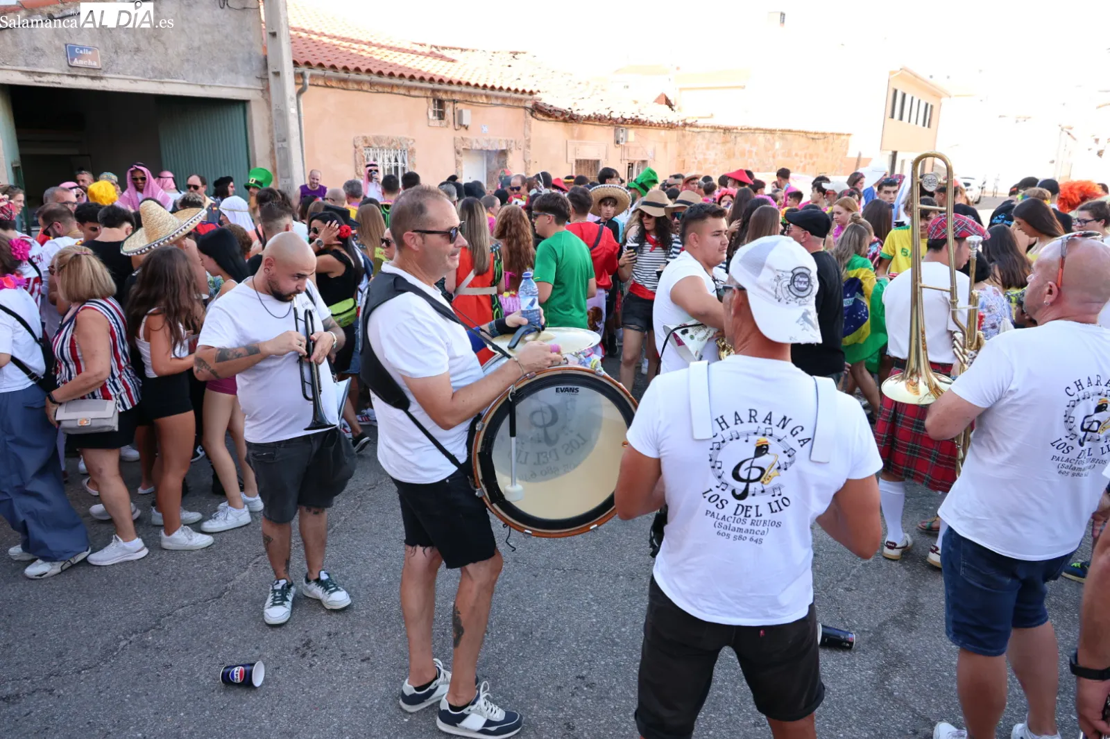 Desfile de peñas en Castellanos de Moriscos. Fotos: David Sañudo