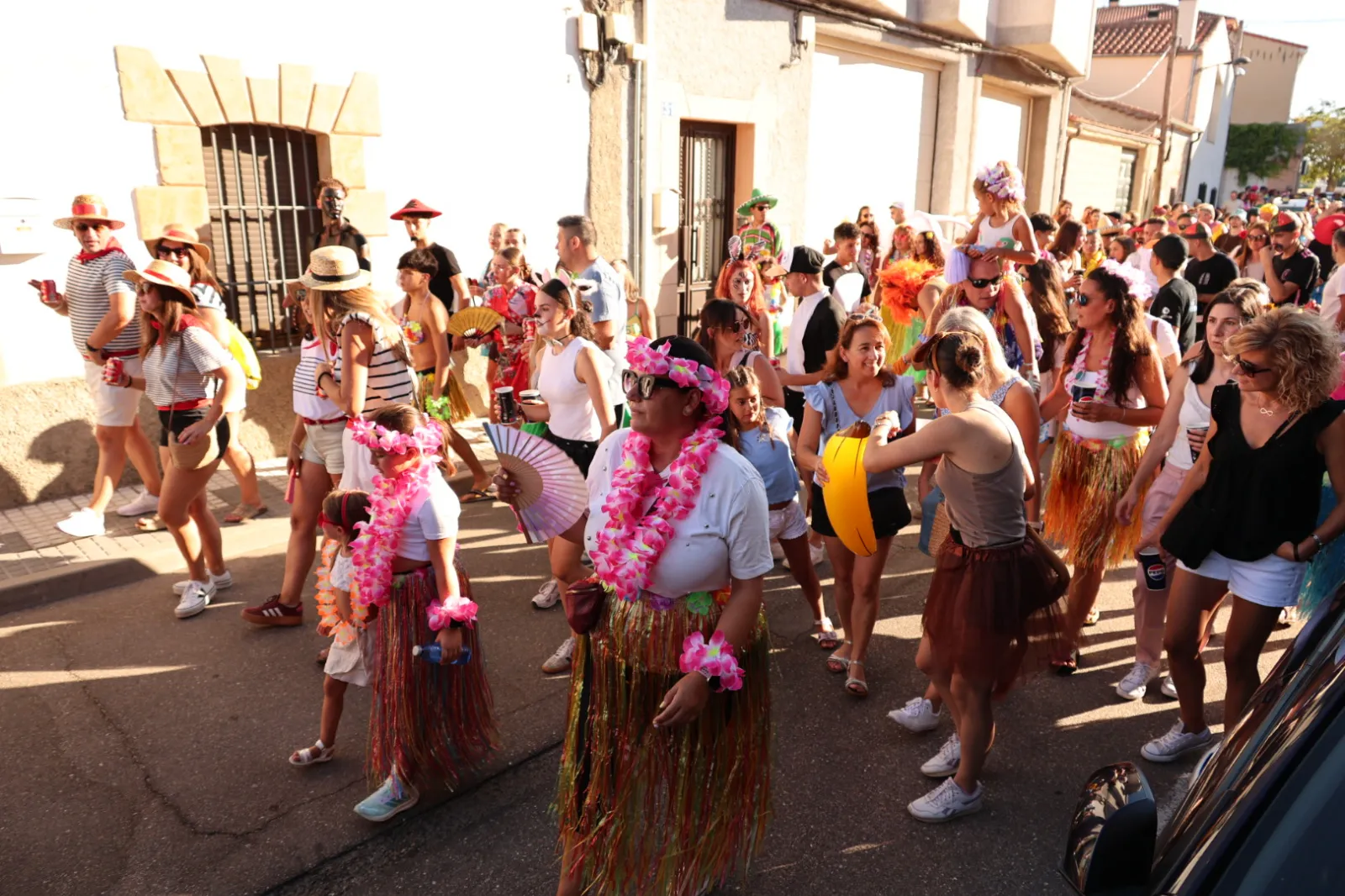 Desfile de peñas en Castellanos de Moriscos. Fotos: David Sañudo